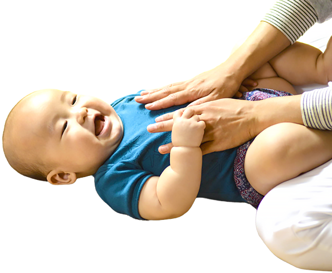ベビーマッサージをされる赤ちゃん